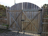 Porte clôture en bois