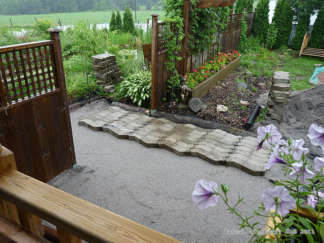Installing pavers on the bed - How to make a paving stone plain