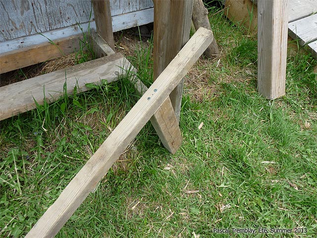 Build a bird perch - Build a poultry perch - roosting bar  - chicken coop feature