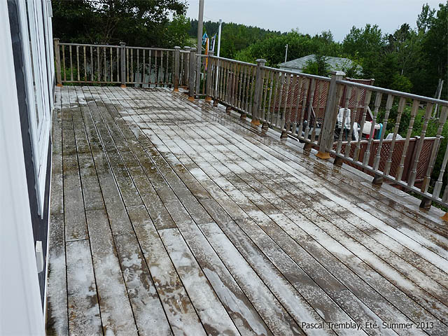 Maintain a wood deck - deck cleaning tips - mildew remover - removing greyish