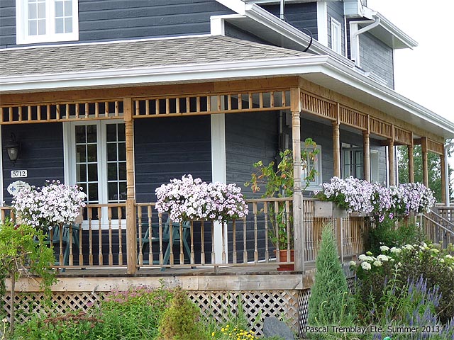 Flowered Porch - Flowered deck - Landscape deck idea - diy flower planter box