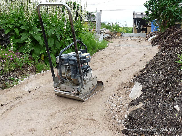 Projet de construction d'all�e au Jardin - Compacteur � gravier