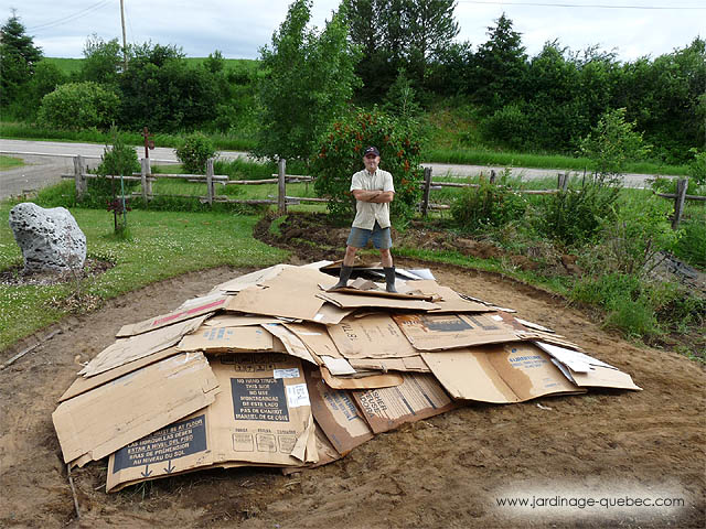 Truc de permaculture ou jardinage �cologique - La Technique de la plate-bande carton et paillage au BRF ou Bois ram�al fragment�