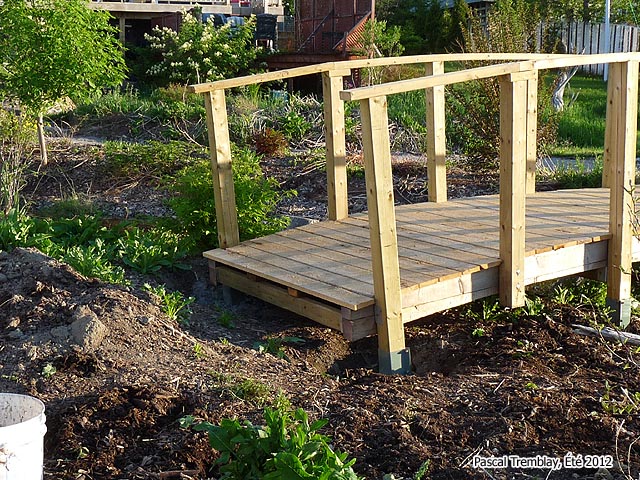 Bassin ext�rieur et Pont d�coratif - Pont � donner