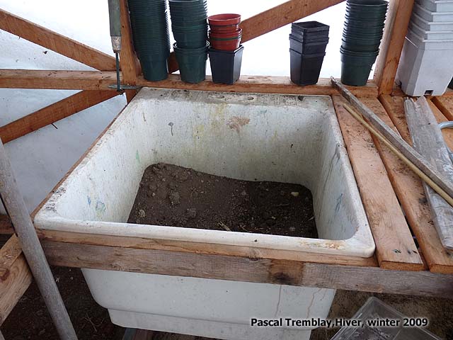 Plastic Laundry tub for soil sink Potting bench - Potting bench Building idea - Potting bench ideas