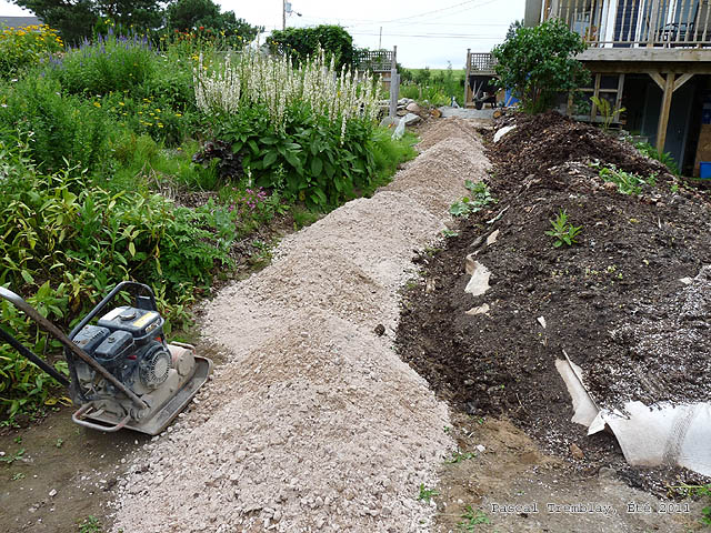 How To Build A Garden Path Diy Plan, How To Build A Garden Path With Gravel