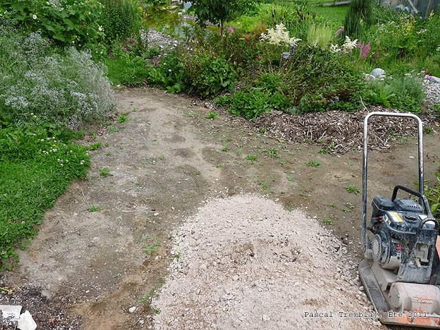 Build a garden pathway - Garden Paths pictures - Walkway Pictures - Crushed Rocks Path