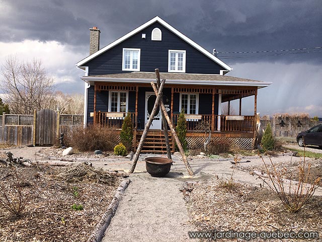 Installation d'un vieux chaudron en fer comme �l�ment d�coratif