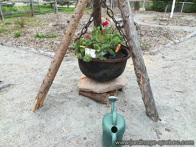Conception d'une jardinire fleurie avec un chaudron en fonte