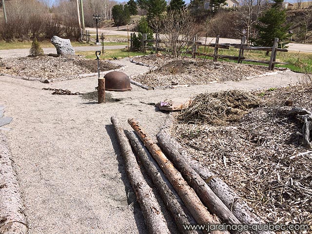 Chaudron en fer ou fonte et supports en billots de bois