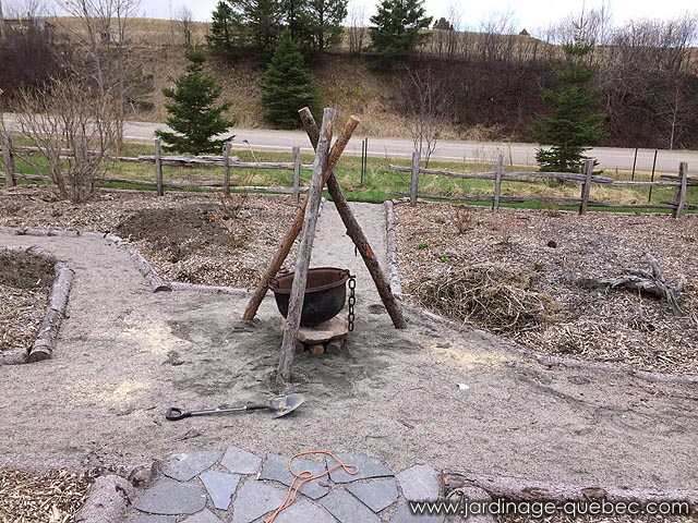 Installer des cha�nes sur un chaudron en fonte - Jardini�re suspendue d�corative en utilisant un chaudron en fonte