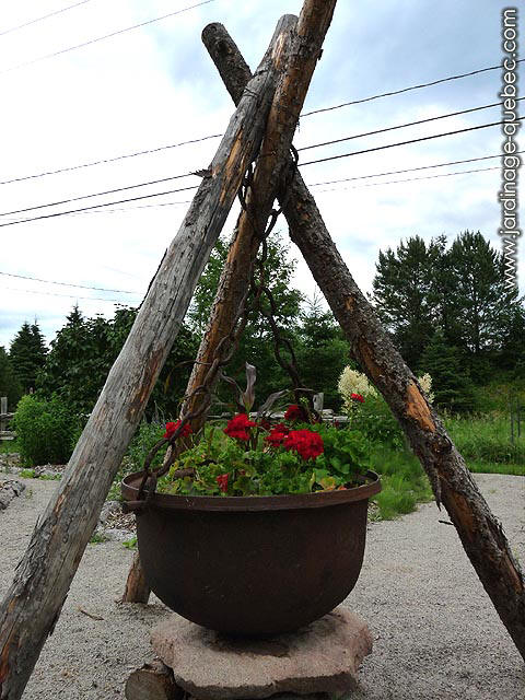 Comment suspendre un chaudron en fonte comme jardinire fleurie au jardin