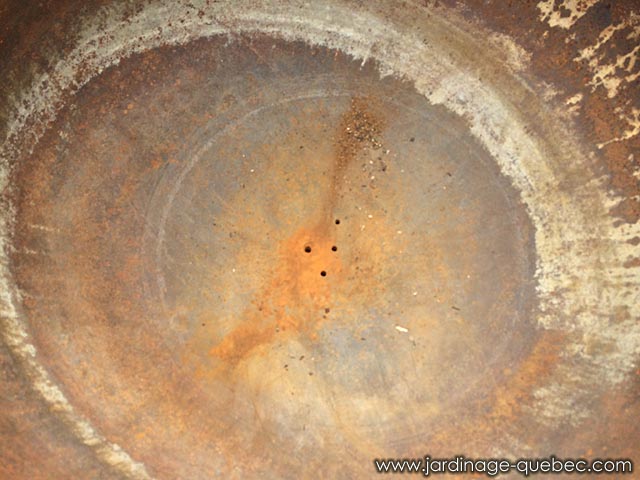 Faire des trous dans un chaudron � savon en fonte - Jardinage Qu�bec