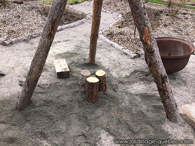 Jardini�re suspendue ancienne - Marmite en fonte comme pot � fleurs