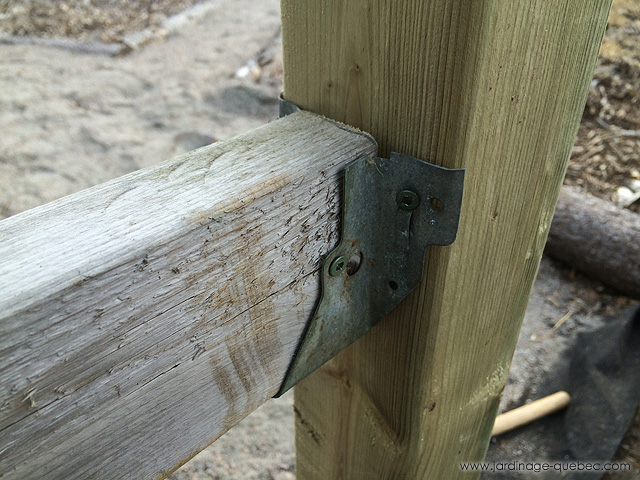 Étrier pour clôture de bois
