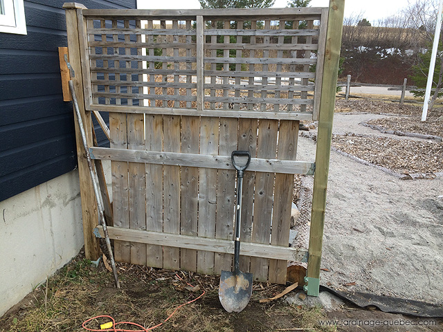 Construire une clôture avec treillis