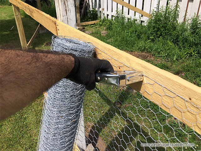 Fixer la broche à poule - Installer le grillage sur une volière