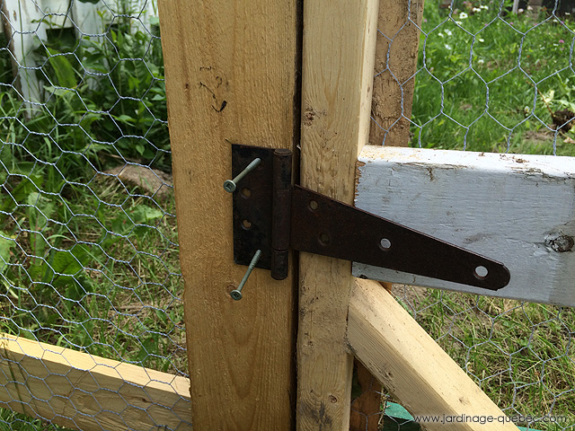 Volière métallique - Installation des panneaux avec porte