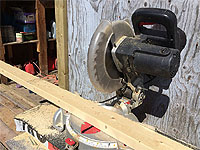 Cadrage de porte d'abri de jardin - Installation d'une porte pour abri de jardin - Tailler les pièces d'une porte de remise ou cabanon