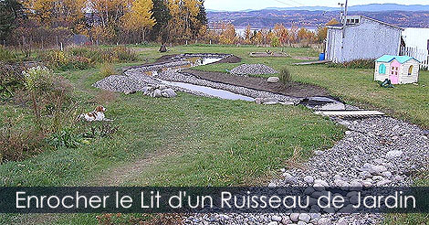 Enrochement d'un ruisseau de jardin - Naturaliser un ruisseau artificiel - Conseils pour aménager un ruisseau avec cascades au jardin
