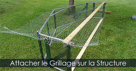 Attacher le grillage à poule ou grillage à volailler sur la structure du poulailler mobile - Étapes de construction poulailler