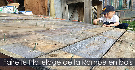Faire le plancher d'une rampe d'accès pour abri de jardin - Platelage d'une rampe en bois pour cabanon ou remise - Idée d'entreposage au jardin - Tutoriel rampe d'accès