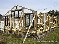 Serre de Jardin - Comment construire la structure d'une serre - Installer des fenêtres et une porte pour une serre