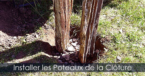 Creuser et installer les poteaux ou piquets d'une clôture en perches - Construire une clôture ornementale ou décorative en perches