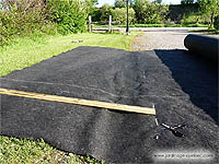 Comment couper une toile géotextile - Membrane géotextile pour jardin potager en façade.