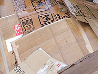 Installation des cartons sur le gazon pour faire une plate-bande - Conseils et trucs de jardinage écologique organique - Idées de Permaculture au jardin