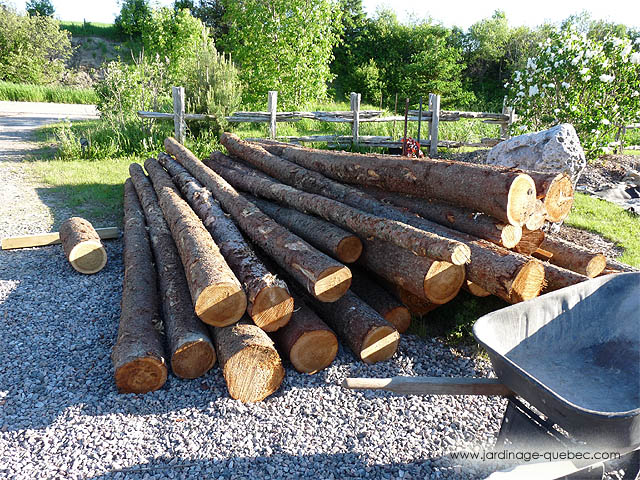 Rondins �pinettes rouges - Faire un jardin devant une r�sidence