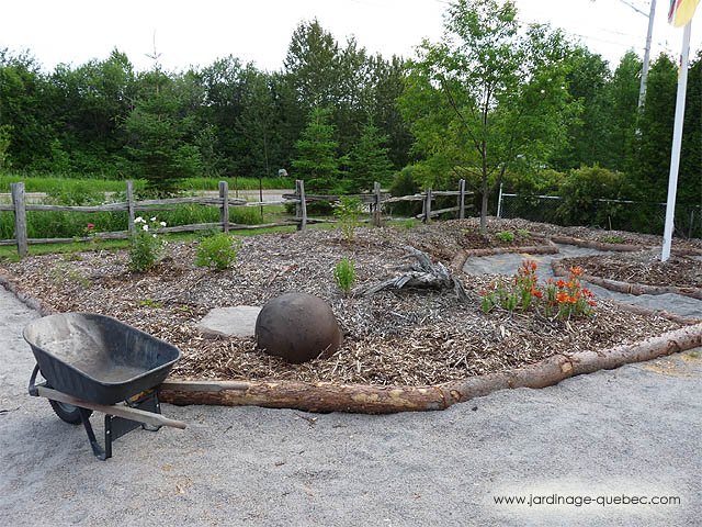 Roseraie en façade - Aménager une roseraie au jardin - Jardins urbains