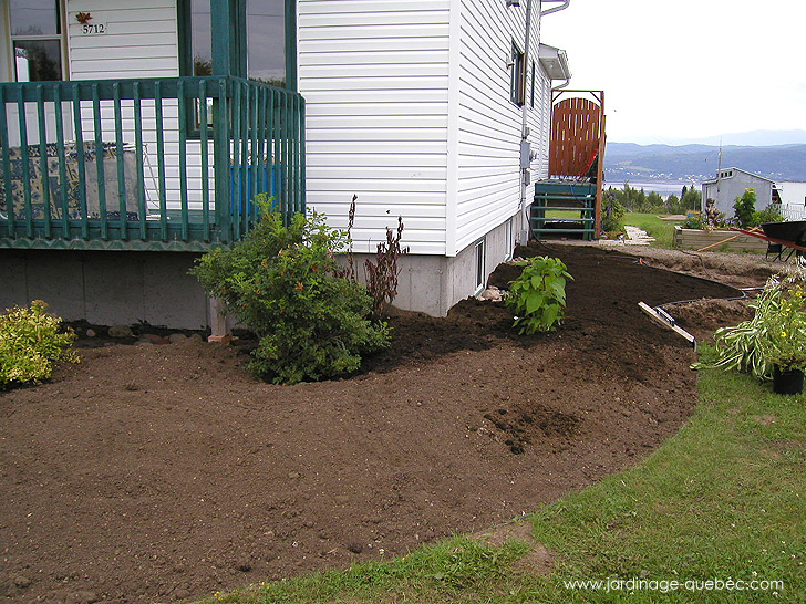 Aménagement d'une plate-bande autour d'une maison - Photos Jardin Le Jardin des Patriotes - Pascal Tremblay La Baie Québec