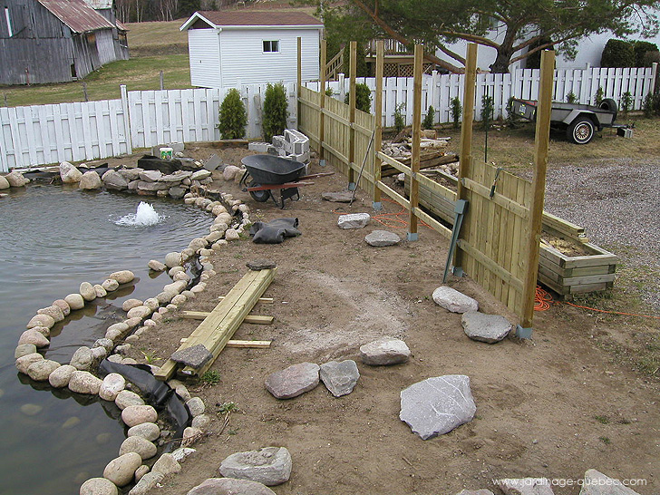Bordures de bassin et clôture en bois - Photos Jardin Le Jardin des Patriotes - Pascal Tremblay La Baie Québec