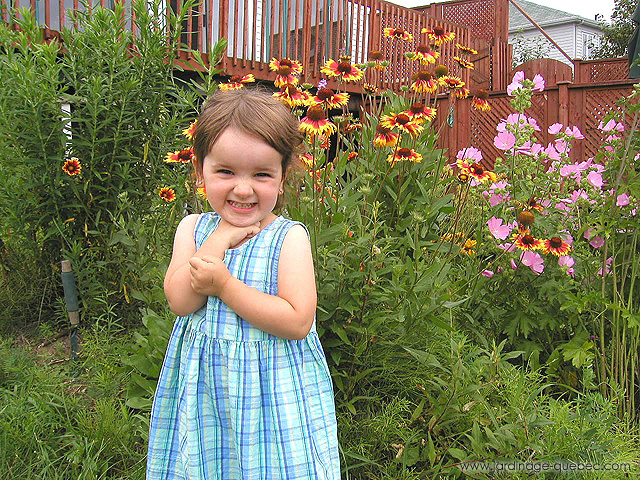 Amélya au jardin - Photo de famille au jardin