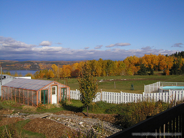 Rivière Saguenay derrière la serre de jardin