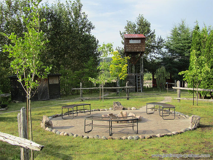 Photos Jardin Le Nouveau Monde - Serge Tremblay La Baie Québec - Aire de feux de joie - Cabane dans un arbre - Shed à bois