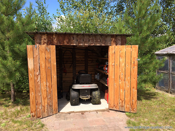 Photos Jardin L'Autre Monde - Serge Tremblay La Baie Québec - Abri de jardin ou hangar pour tracteur à pelouse