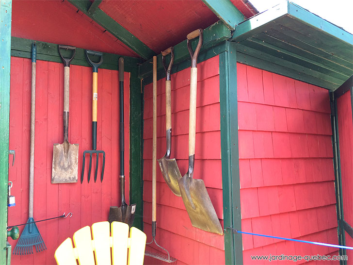 Photos Jardin L'Autre Monde - Serge Tremblay La Baie Québec - Rangement pratique pour les outils de jardin