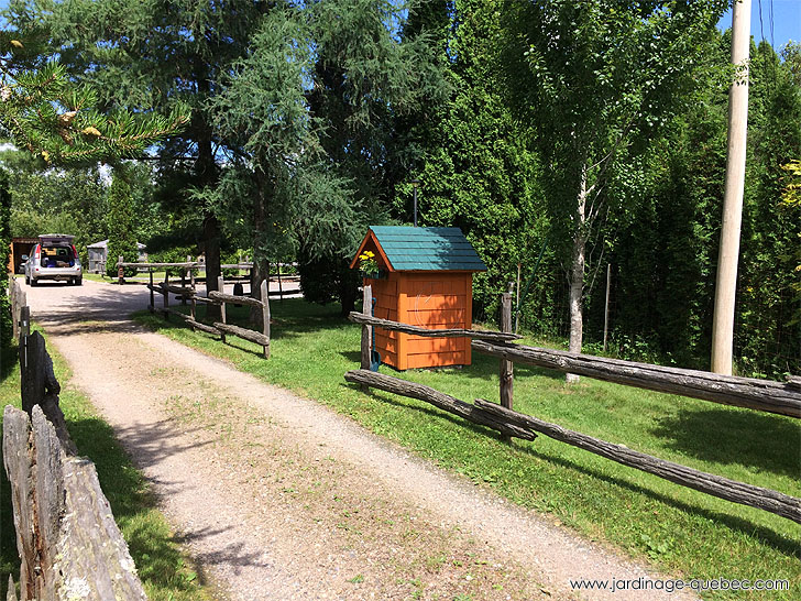 Photos Jardin L'Autre Monde - Serge Tremblay La Baie Québec -  Entrée de cour menant à la propriété - Idée d'allée pour véhicules au jardin