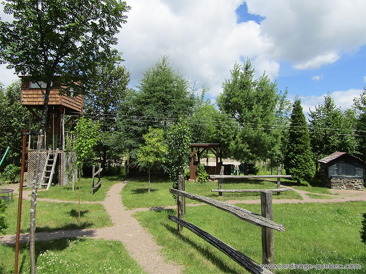 Photos Jardin Le Nouveau Monde - Serge Tremblay La Baie Québec - Au centre du jardin, cabane dans les arbres four à pain