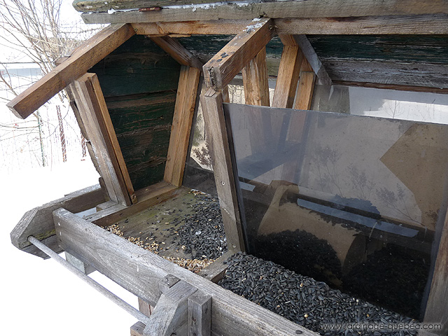 Mangeoire pour oiseaux en bois