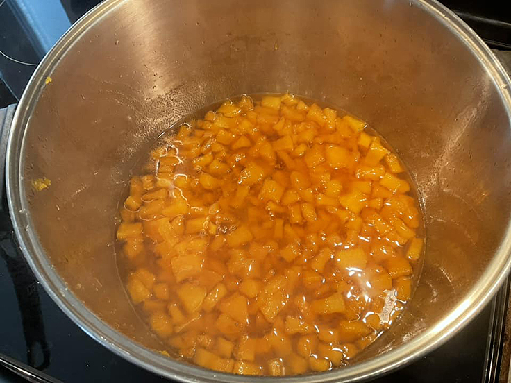 Cubes de citrouilles épicés en pots