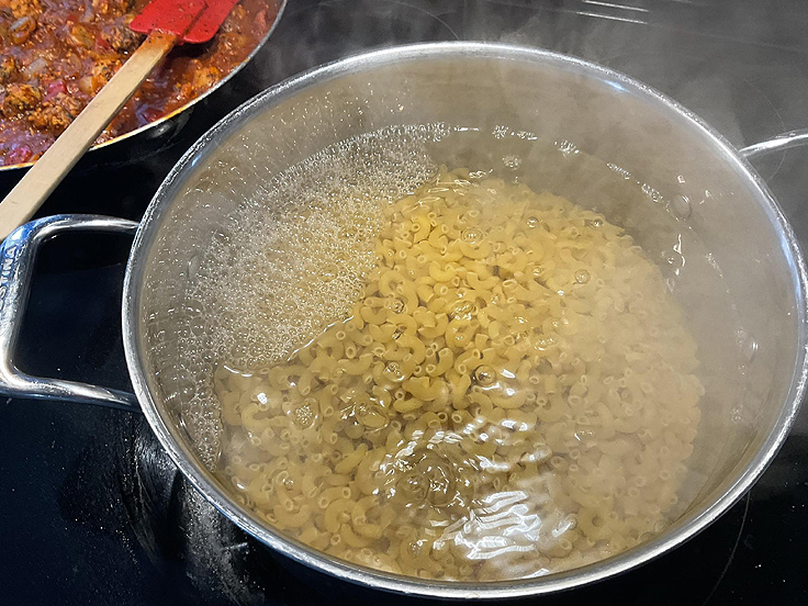 Macaroni aux tomates et à la viande hachée