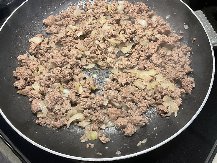 Macaroni aux tomates et à la viande hachée