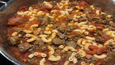 Macaroni aux tomates et à la viande hachée