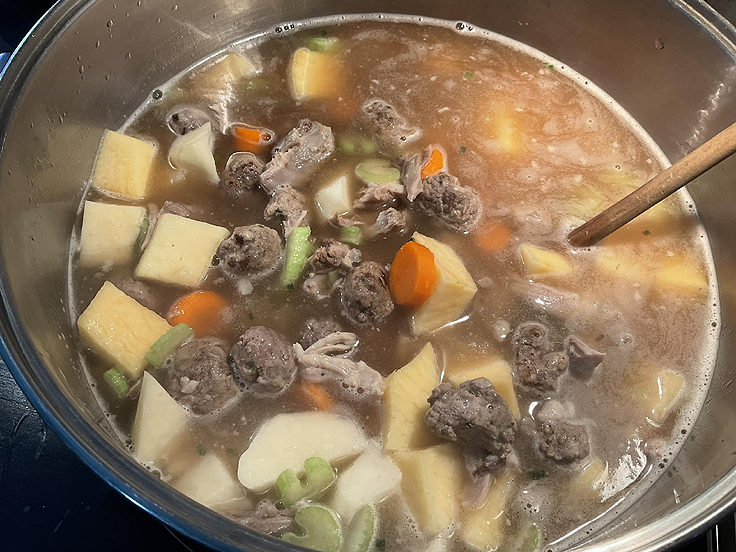Ragoût de pattes de cochon et boulettes