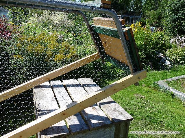 Ajout de roues à un poulailler - Truc pour faire rouler un tracteur à poules