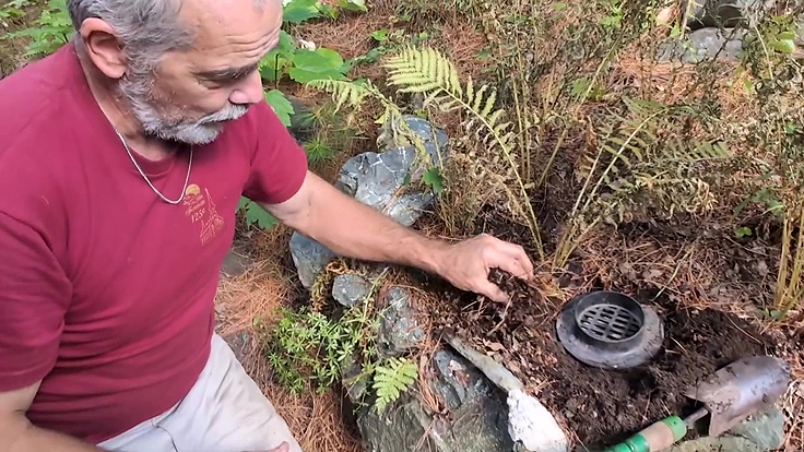 Le disposif prêt à recevoir de l'eau pour alimenter le plant directement aux racines