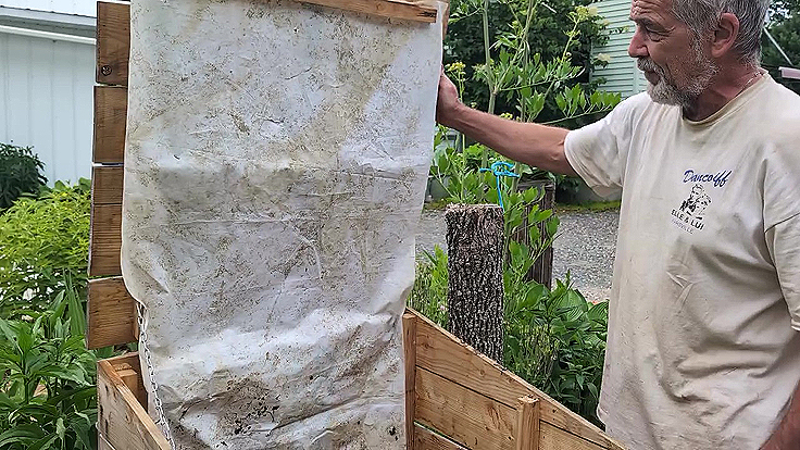 Installation d'une toile plastique pour contrôler l'humidité